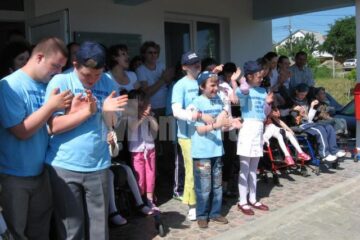 Vacanță: 31 de copii cu dizabilități vor merge gratuit la mare