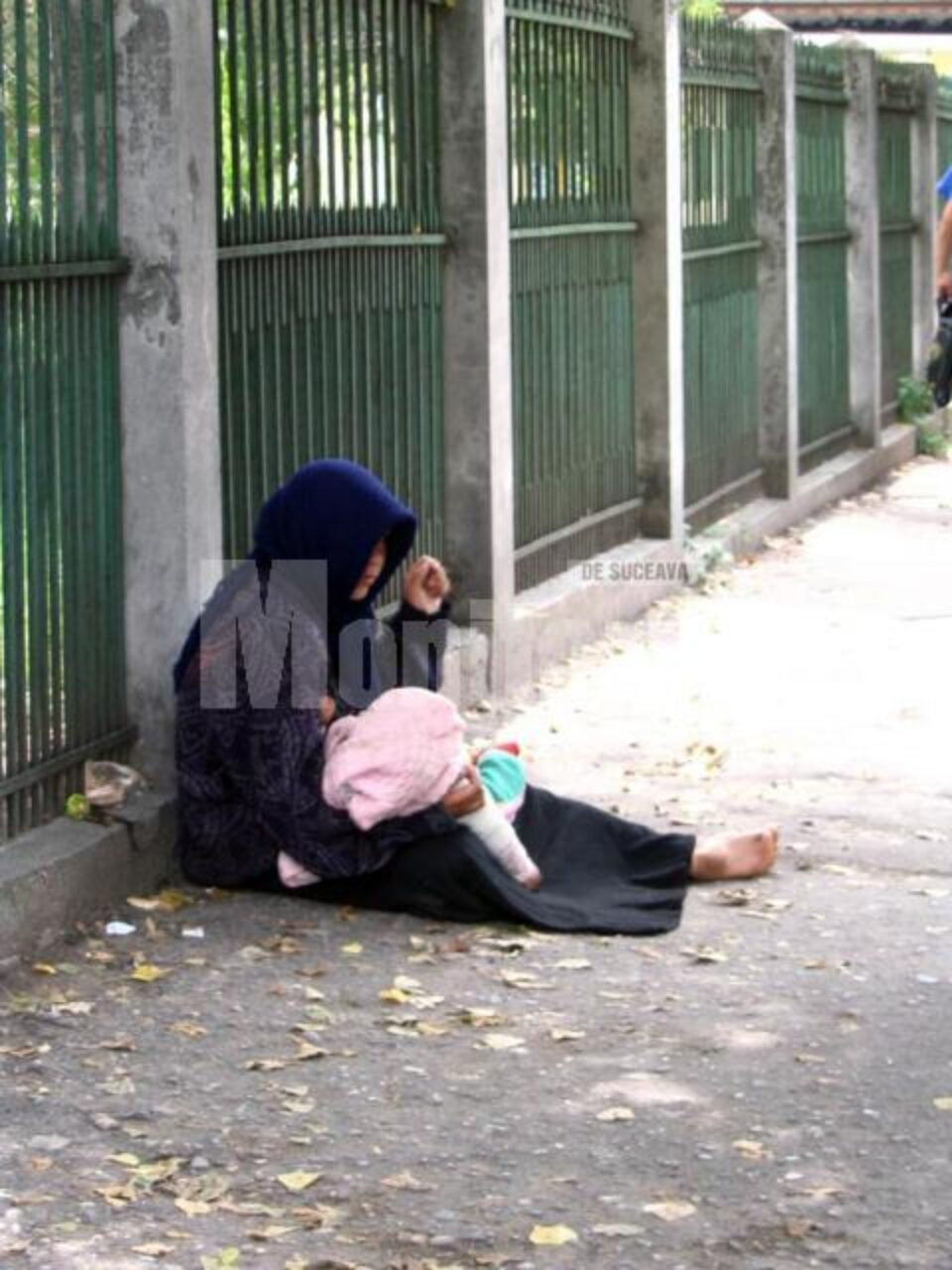 Încearcând să stârnească mila trecătorilor Încearcând să stârnească mila trecătorilor