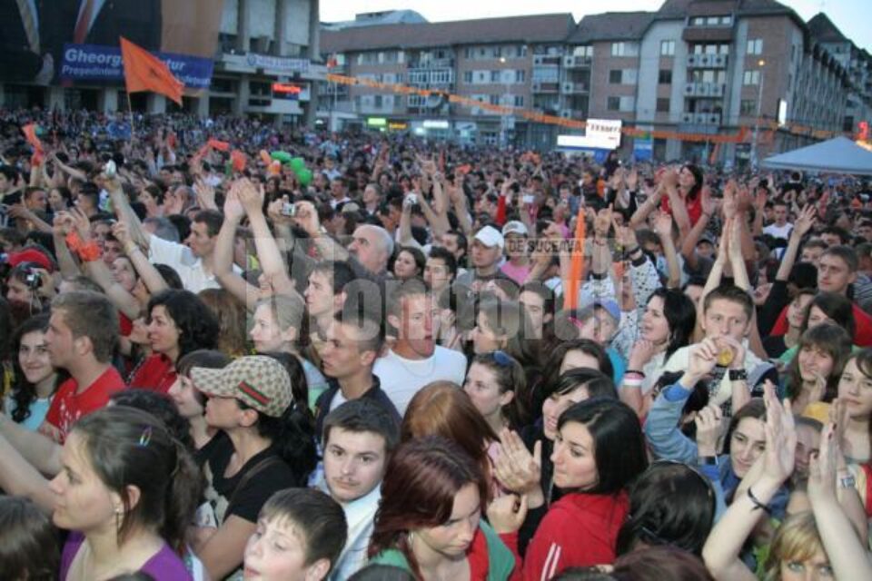Spectacol: Centrul Sucevei, neîncăpător la megaconcertul Voltaj