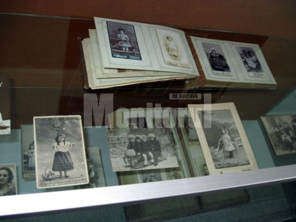 Expoziție: “Universul copilăriei în imagini de ieri și de azi”