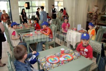 Zeci de copii de la Centrul Special din Suceava au fost invitați la petrecerea organizată de Hotelul Continental