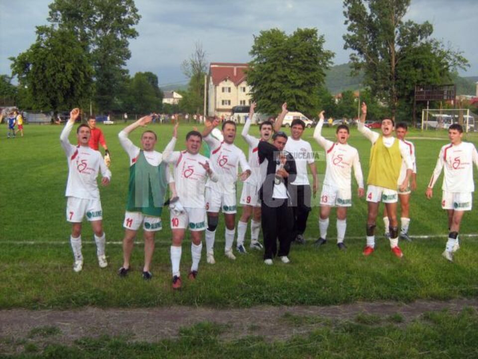 Jucătorii Rapidului salutându-și galeria la finalul meciului de sâmbătă, care le-a adus promovarea în Liga a III-a Jucătorii Rapidului salutându-și galeria la finalul meciului de sâmbătă, care le-a adus promovarea în Liga a III-a
