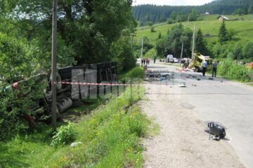 Microbuz în care se aflau 16 elevi a fost lovit violent de platforma unui tir la volanul căruia se afla Nicolae Buhosu