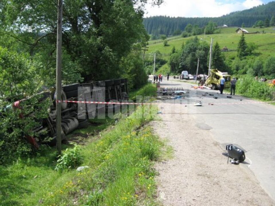 Microbuz în care se aflau 16 elevi a fost lovit violent de platforma unui tir la volanul căruia se afla Nicolae Buhosu Microbuz în care se aflau 16 elevi a fost lovit violent de platforma unui tir la volanul căruia se afla Nicolae Buhosu