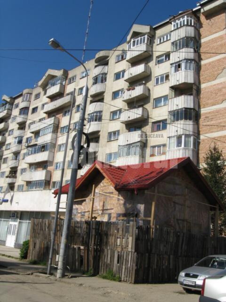 Chișocul care îi deranjează pe o parte din locuitorii blocului învecinat