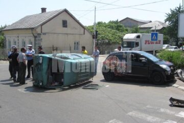 Accident: Autoturism răsturnat în intersecția de la „Pedagogic”, după un impact violent