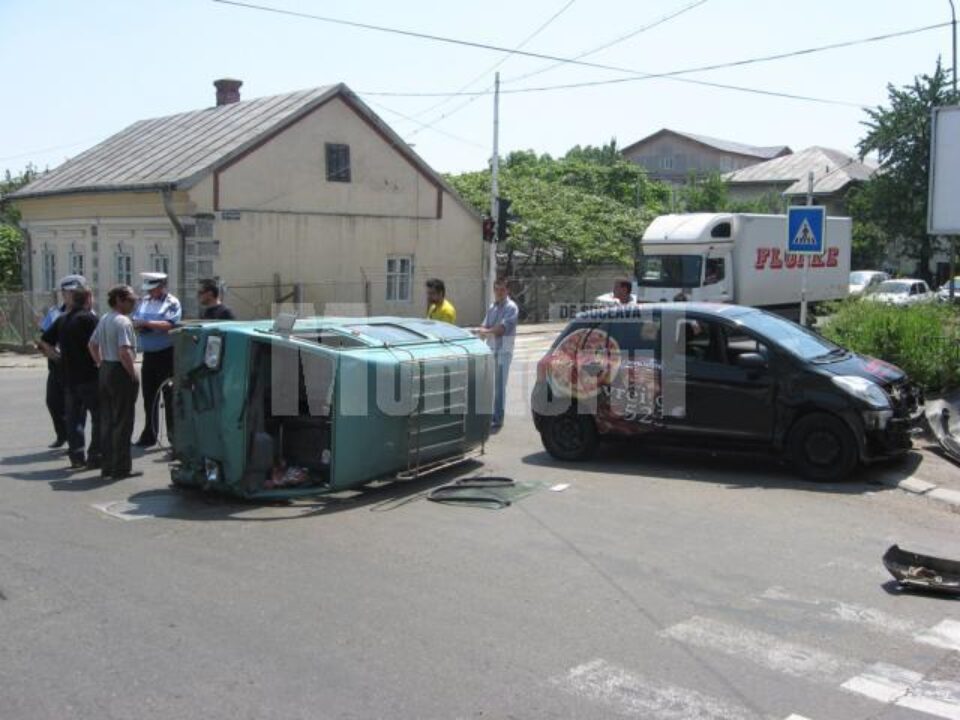 Accident: Autoturism răsturnat în intersecția de la „Pedagogic”, după un impact violent Accident: Autoturism răsturnat în intersecția de la „Pedagogic”, după un impact violent
