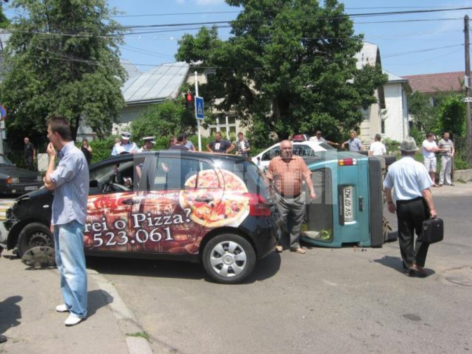 Accident: Autoturism răsturnat în intersecția de la „Pedagogic”, după un impact violent