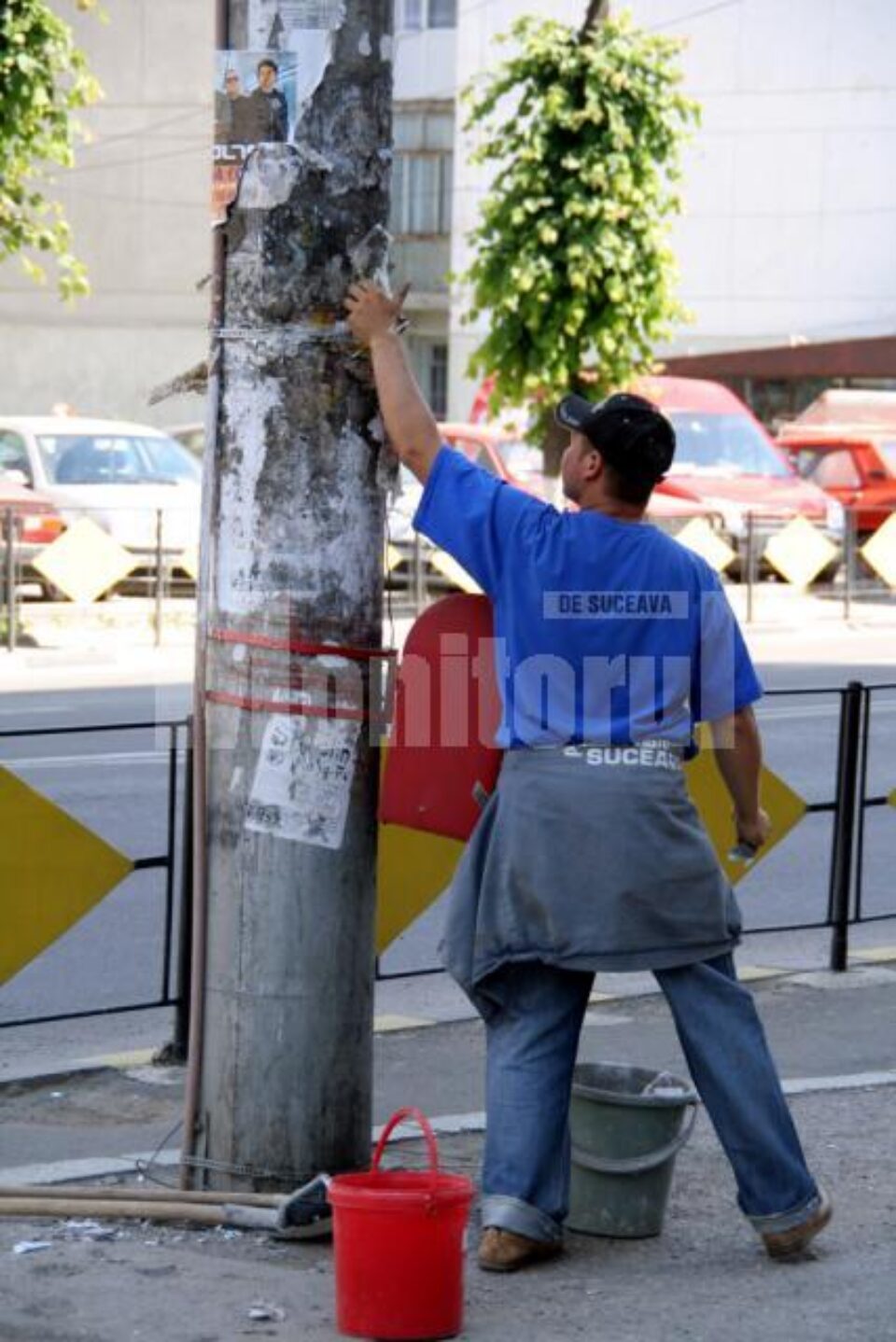 Angajații Domeniului Public din cadrul Primăriei Suceava curăță orașul de afișe Angajații Domeniului Public din cadrul Primăriei Suceava curăță orașul de afișe