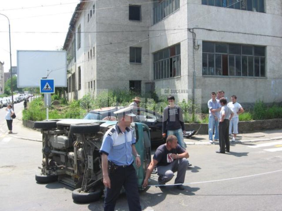 Accident: Autoturism răsturnat în intersecția de la „Pedagogic”, după un impact violent