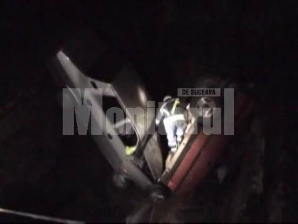 Pericol pe șosea: Două mașini, căzute pe DN 17, într-o groapă de patru metri