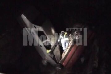 Pericol pe șosea: Două mașini, căzute pe DN 17, într-o groapă de patru metri