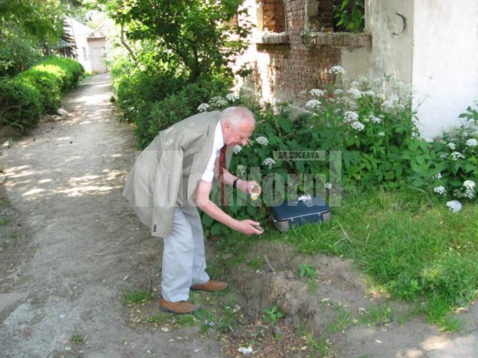 Radu Bercea luând pământ de pe locul fostei Securități din Suceava