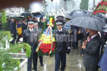 Câteva sute de coroane au fost depuse la Monumentul Eroilor din cimitirul Pacea