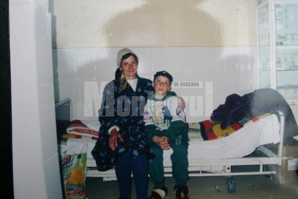 Emil alături de mama sa