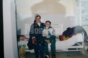 Emil alături de mama sa