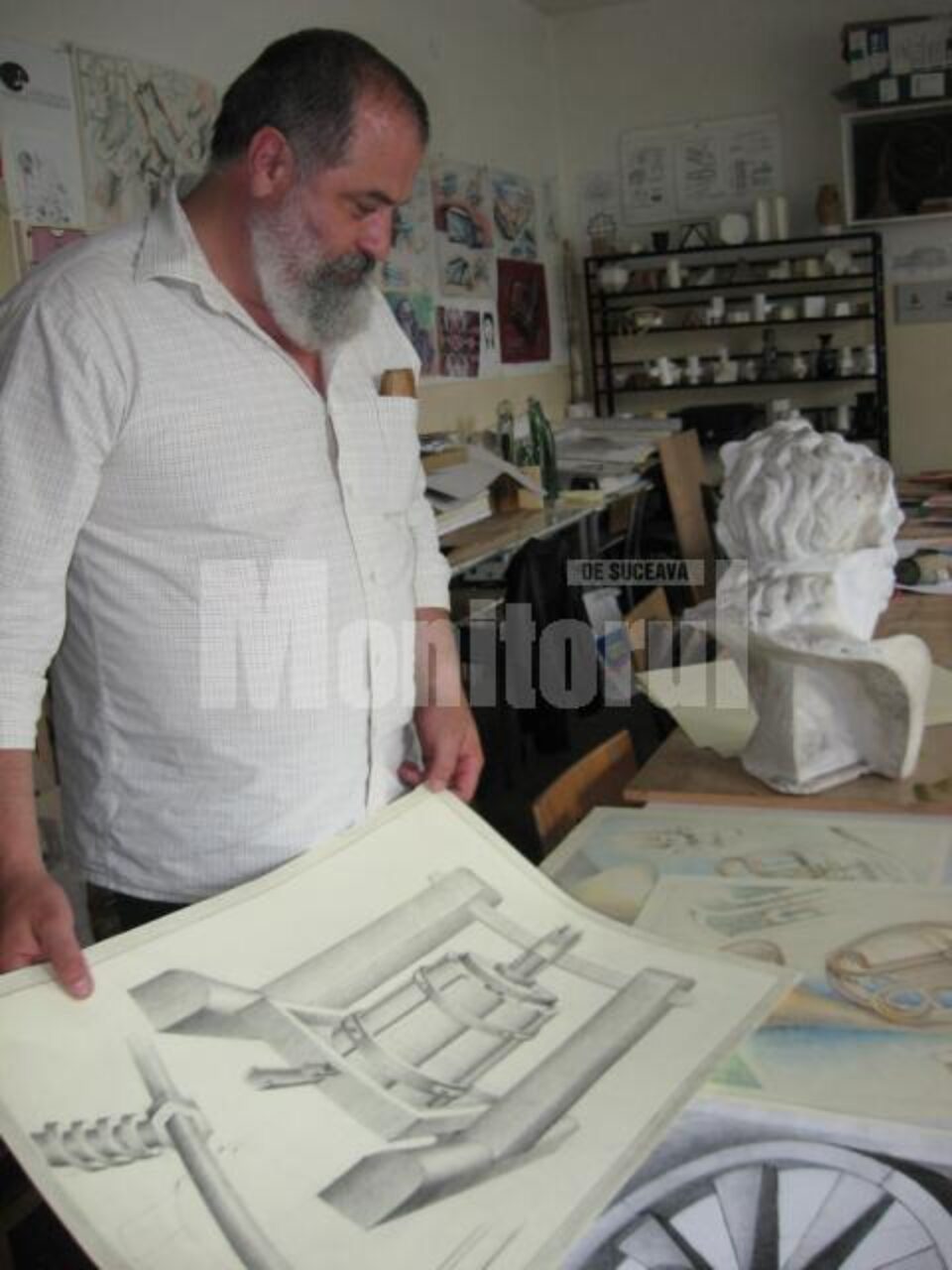 Profesorul Nicolae Moroșan, prezentând lucrările și proiectele elevilor săi Profesorul Nicolae Moroșan, prezentând lucrările și proiectele elevilor săi