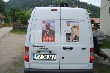Campanie electorală inedită. Imagine primită de la un cititor al Monitorului de Suceava.