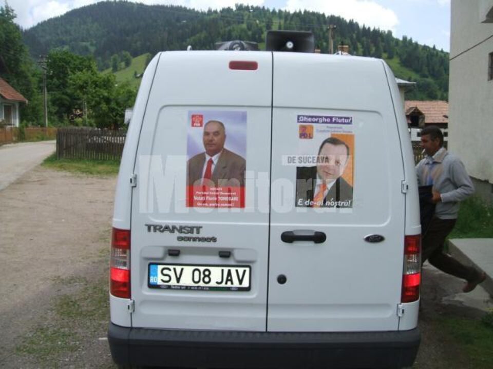 Campanie electorală inedită. Imagine primită de la un cititor al Monitorului de Suceava.
