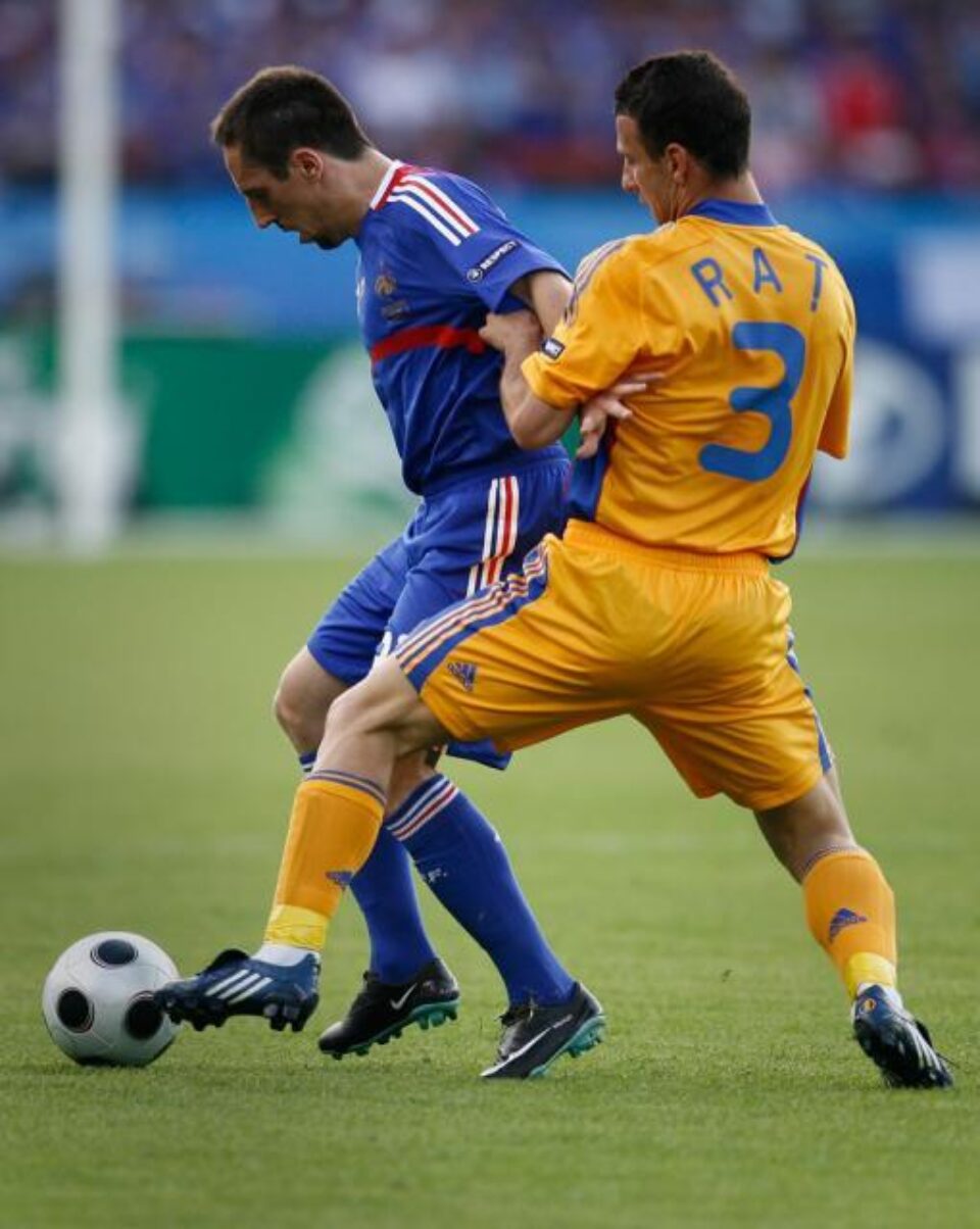 Francezul Frank Ribery (S) se lupta pentru balon cu romanul Razvan Rat (S) – Foto: ANDREI PUNGOVSCHI - MEDIAFAX