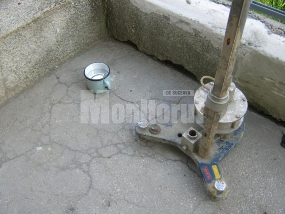 Recipientul cu mercur și o cană plină cu mercur Recipientul cu mercur și o cană plină cu mercur