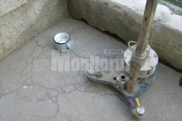 Recipientul cu mercur și o cană plină cu mercur