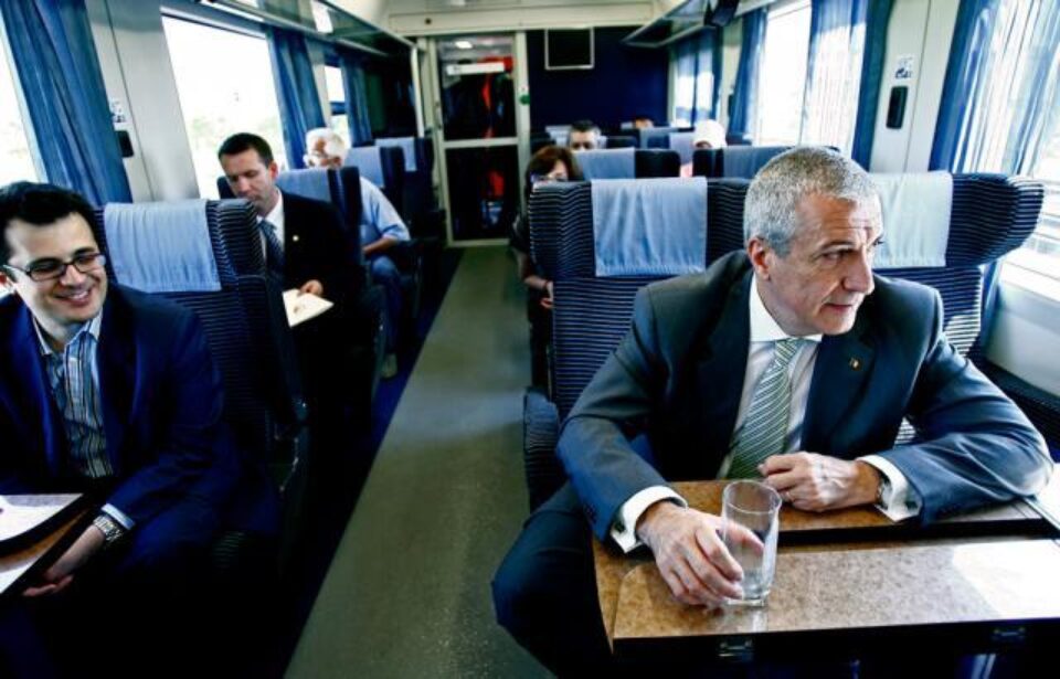 Tăriceanu a călătorit cu trenul pentru a transmite românilor că transportul pe calea ferată este mai comod și puțin poluant decât cel rutier. Foto: MEDIAFAX