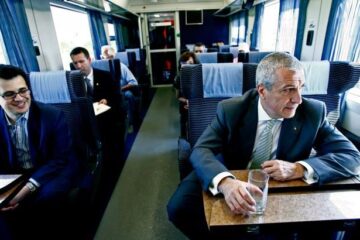 Tăriceanu a călătorit cu trenul pentru a transmite românilor că transportul pe calea ferată este mai comod și puțin poluant decât cel rutier. Foto: MEDIAFAX