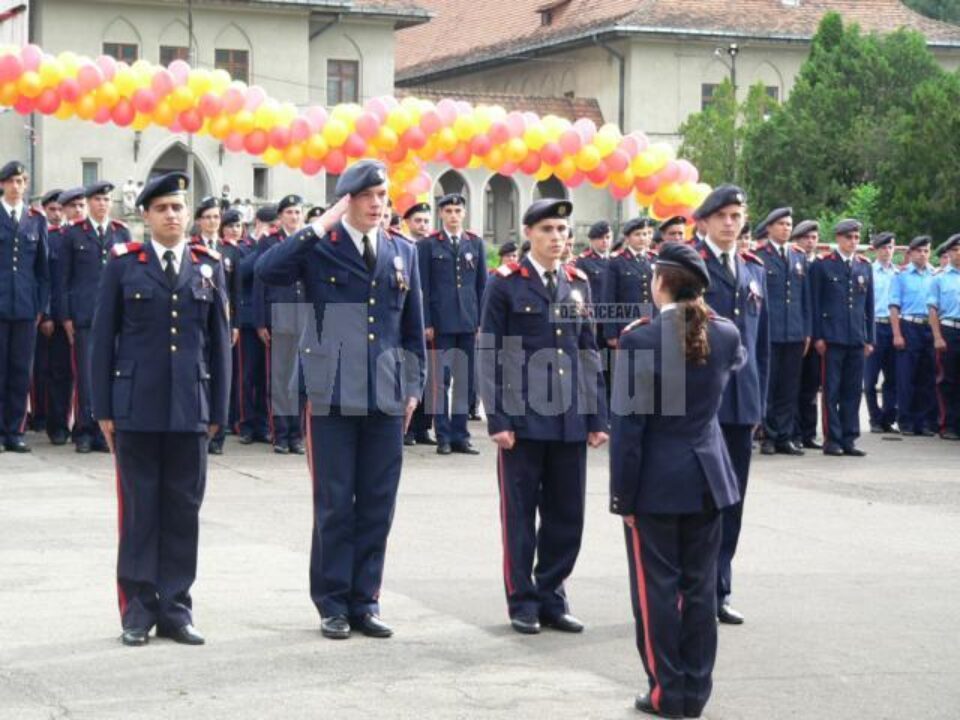 Elevii, alături de profesori și de invitați, au participat la apelul solemn Elevii, alături de profesori și de invitați, au participat la apelul solemn