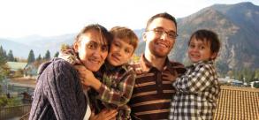 Eduard Burceag, alături de soție, Mariana, și cei doi copii