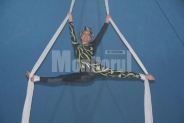 O lume de lumini și umbre, fețe pictate, costume colorate, plină cu personaje haioase sau cu puteri uluitoare, toate sub cupola circului