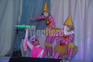 O lume de lumini și umbre, fețe pictate, costume colorate, plină cu personaje haioase sau cu puteri uluitoare, toate sub cupola circului
