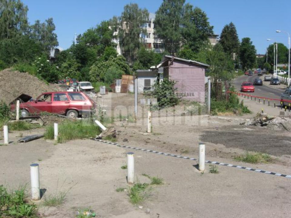 Mașina scăpată de sub control a dărâmat un stâlp de beton și un gard Mașina scăpată de sub control a dărâmat un stâlp de beton și un gard