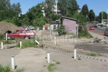 Mașina scăpată de sub control a dărâmat un stâlp de beton și un gard