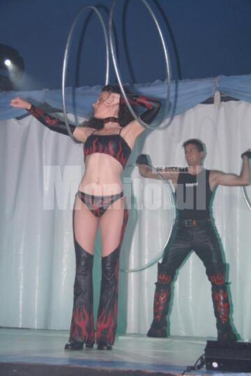 O lume de lumini și umbre, fețe pictate, costume colorate, plină cu personaje haioase sau cu puteri uluitoare, toate sub cupola circului