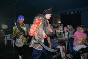 O lume de lumini și umbre, fețe pictate, costume colorate, plină cu personaje haioase sau cu puteri uluitoare, toate sub cupola circului