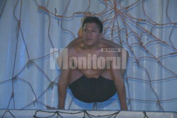 O lume de lumini și umbre, fețe pictate, costume colorate, plină cu personaje haioase sau cu puteri uluitoare, toate sub cupola circului