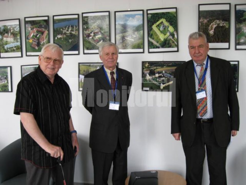 Ștefan Petrescu împreună cu academicienii Eugen Simion și Mihai Cimpoi