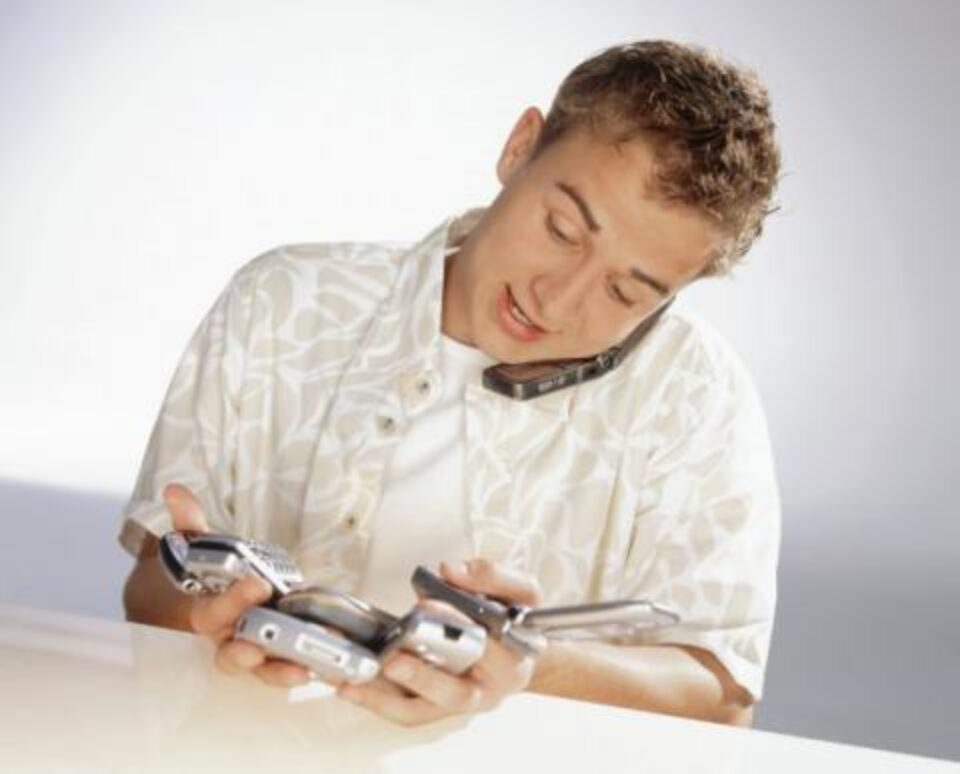 Specialiștii recomandă utilizarea telefonului mobil cu precauție. Foto: MAURITIUS