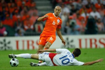 Mutu și echipa României au fost la pământ, ceea ce a produs mare supărare în rândul suporterilor naționalei Mutu și echipa României au fost la pământ, ceea ce a produs mare supărare în rândul suporterilor naționalei