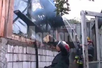 Intervenție pompieri: Incendiu la un chioșc din bazar, din cauza unui scurtcircuit electric
