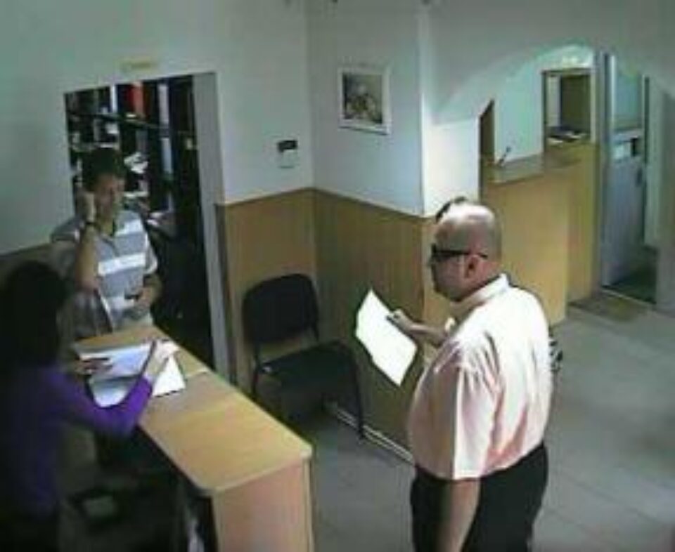 Presupusul hoț - cel în cămașă roz, cu ochelari de soare