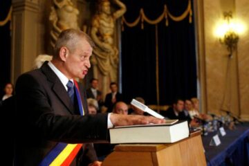 Sorin Oprescu a depus jurământul la învestirea în funcția de primar general al Capitalei. Foto: MEDIAFAX
