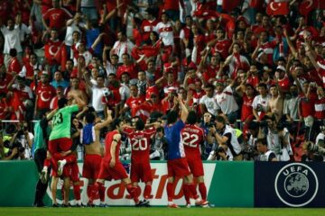 Jucătorii turci mulțumesc fanilor, vineri, 20 iunie 2008, pe stadionul Ernst Happel, din Viena, Austria, la sfârșitul meciului dintre Croația si Turcia. Foto: MEDIAFAX