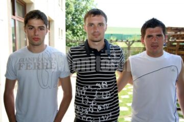Moldovenii Denis Galiarski, Vasile Țuguțki și Alexei Casian (de la stânga la dreapta) vor da probe de joc la Cetatea