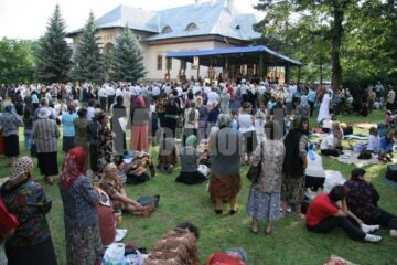 Sute de credincioși s-au adunat pentru slujba de priveghere