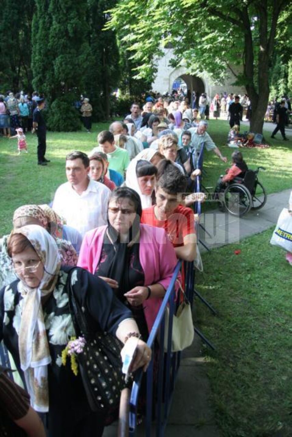 Ajunul Sânzienelor: Sute de credincioși, prezenți la slujba de priveghere oficiată de ÎPS Pimen