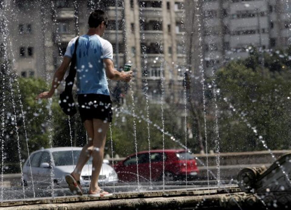 Evitați expunerea prelungită la soare între orele 11.00-18.00. Foto: MEDIAFAX