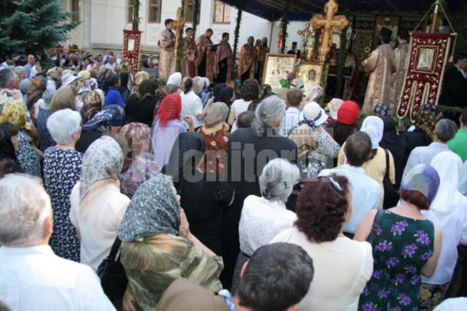 Ajunul Sânzienelor: Sute de credincioși, prezenți la slujba de priveghere oficiată de ÎPS Pimen