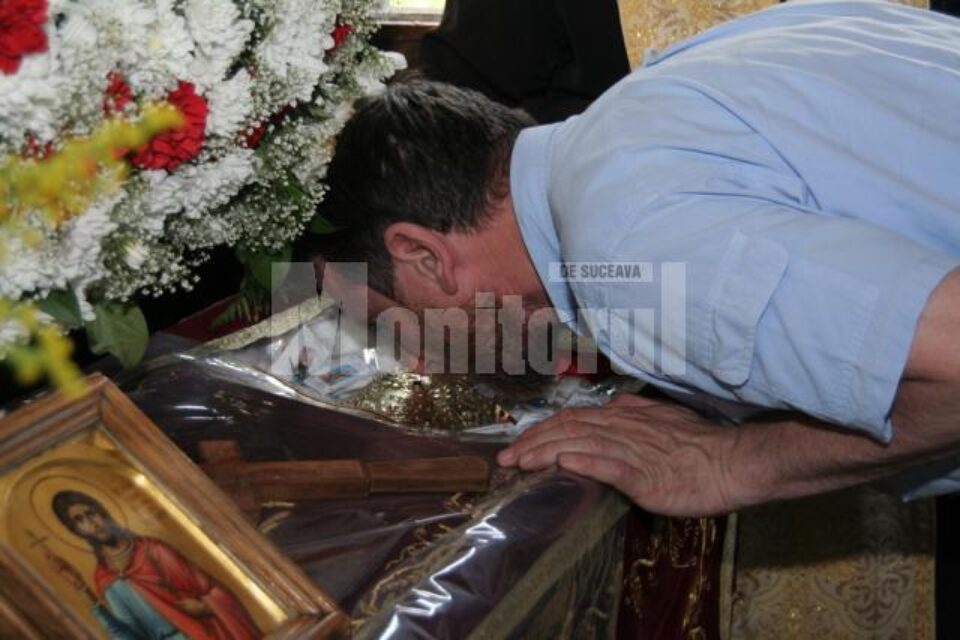 Ajunul Sânzienelor: Sute de credincioși, prezenți la slujba de priveghere oficiată de ÎPS Pimen